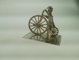 Zilver miniatuur man met antieke oude fiets van Niekerk Schoonhoven