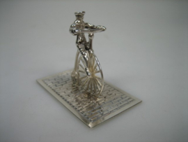 Zilver Miniatuur man op antieke fiets uit ca. 1978