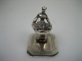 Zilver Miniatuur vissersvrouw met een schaal vol met vis uit ca. 1985