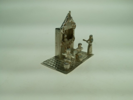 Zilveren miniatuur poppenkast van C. Stout uit Rotterdam ca. 1977