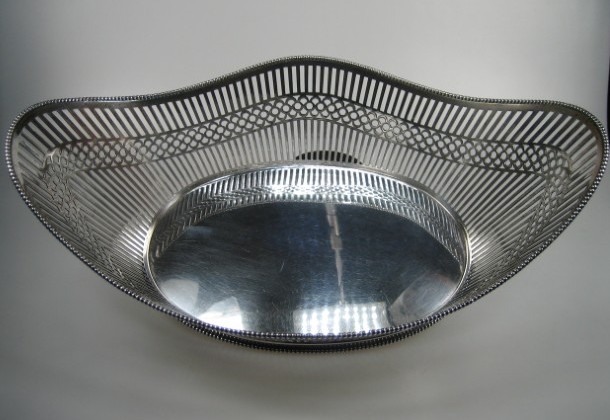 Antieke zware zilveren broodmand, uit de jaren 1868/1924