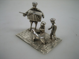 Zilver Hollands miniatuur Man met Aapje en Hond met een hand draaiorgel uit ca. 1983