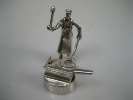 Nederlands zeldzaam zilveren miniatuur hoefsmid met aambeeld uit ca.1952