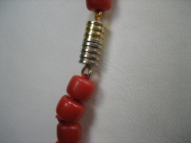 Oude Imitatie Koraal Kaasmodel Collier met Double Ronde Sluiting uit ca. 1938