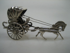 Zilveren oud rijtuig miniatuur Paard en rijtuig met koetsier op de bok