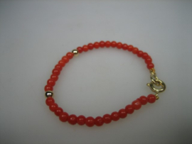 Antieke bloedkoralen baby armbandje met 14 karaat gouden Veerring sluiting uit ca.1880