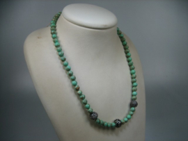 Antiek gemêleerd Agaat collier met 3 zilverstukken en met een zilveren sluiting