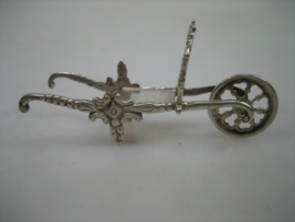 Zilveren oud miniatuur kruiwagen van J. Weeda uit ca.1969