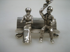Zilveren bankje met vrouw en man zeldzaam miniatuurtje en massief uit ca. 1967