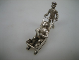 Zilver Miniatuur Vrouw met Kind en Slee uit ca. 1964 van J. Weeda Zilversmid