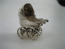 Zilver miniatuur Kinderwagen uit ca. 1980 | Antiekjuwelier | Was in opdracht  van de Familie