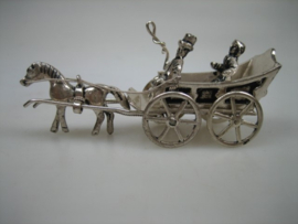 Zilveren Hooiwagen miniatuur Paard met 2 personen uit ca.1965
