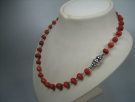 Antiek Bloedkoralen Collier met antieke zilveren sluiting en geschakeld op Zilver uit ca. 1900