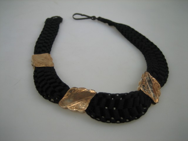 Antieke Zwarte Horlogekoord met 3 Gouden Schuivers uit ca. 1844