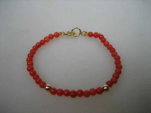 Antiek Baby Armbandje met Bloedkoralen & gouden balletjes met goud kapittelstokje