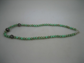 Antiek gemêleerd Agaat collier met 3 zilverstukken en met een zilveren sluiting