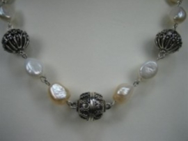 Antiek Parel collier met diversen zilver stukken