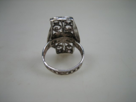 Antieke hand vervaardigde zilveren ring met bloemmotief