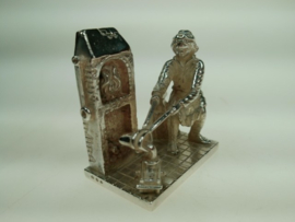 Zilver miniatuur hoefsmid aan het werk in zijn atelier Niekerk ca.1980