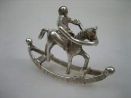 Zilver oud miniatuur hobbelpaard met kind van de zilversmid, J. Weeda uit ca. 1974