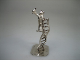 Zilveren miniatuurtje dronken Clown op gebogen Circus ladder uit ca. 1979