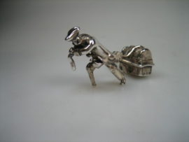 Zilveren miniatuur scheepspiraat van massief zilver trekkend aan zijn schatkist uit ca.1979