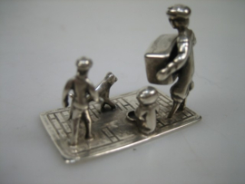 Zilver Hollands miniatuur Man met Aapje en Hond met een hand draaiorgel uit ca. 1983