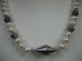 Antiek Parel collier met zilver stukken en magneetslot