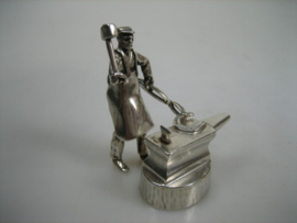 Nederlands zeldzaam zilveren miniatuur hoefsmid met aambeeld uit ca.1952