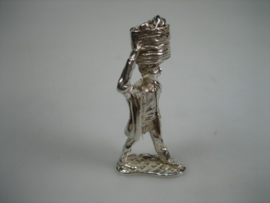 Zilveren miniatuur broodverkoper met mant vol brood uit ca. 1929