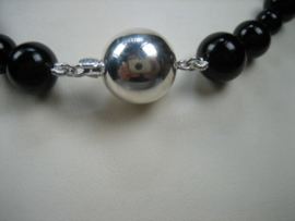 Onyx Collier met Zilveren Bolsluiting