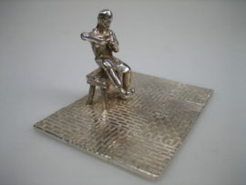 Zilveren miniatuur schoenmaker aan het werk uit ca. 1980