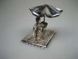 Zilveren Miniatuur vrouw onder een Parasol staand aan tafeltje Hoorn ca.1971