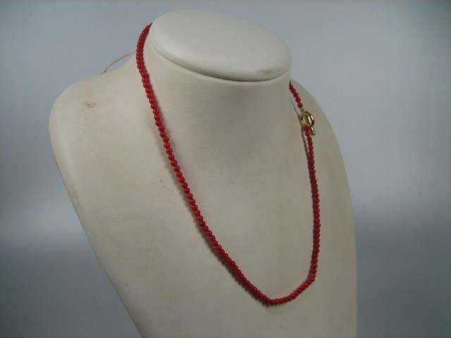 Antiek bloedkoraal collier met gouden kapittelstokje uit ca. 1890