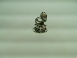 Zilver miniatuurtje oude grammofoon met hoorn uit ca. 1955