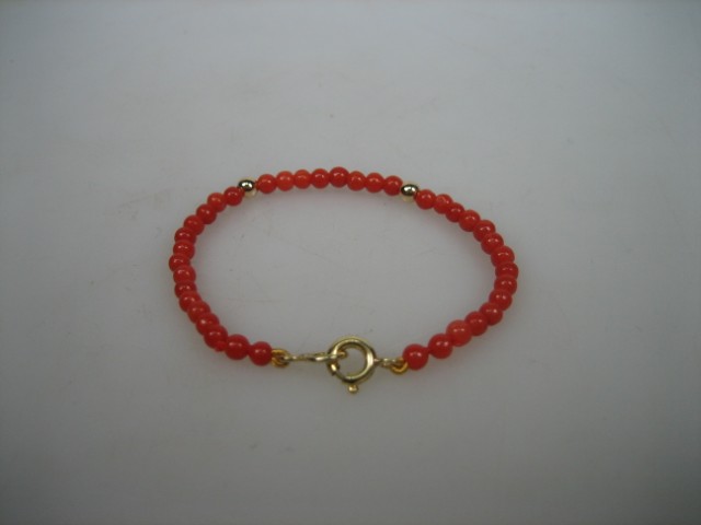 Antiek Baby Armbandje met Bloedkoralen & gouden balletjes met goud kapittelstokje