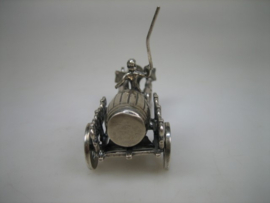 Antiek zilveren miniatuur wijn kar met 2 ossen met goot wijnvat uit ca.1910