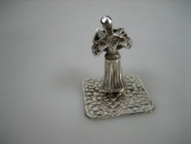 Zilver Miniatuur vissersvrouw met een schaal vol met vis uit  ca. 1975