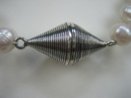 Antiek Parel collier met zilver stukken en magneetslot