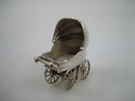 Zilver miniatuur Kinderwagen uit ca. 1980 | Antiekjuwelier | Was in opdracht  van de Familie