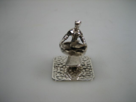 Zilver Miniatuur vissersvrouw met een schaal vol met vis uit  ca. 1975
