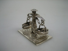 Zilveren Miniatuur Vrouw met 2 Vismanden uit ca. 1983