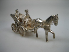 Zeldzaam zilver miniatuur paard met koets en twee personen uit ca.1977