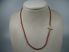 Bloedkoraal duizendschoon colliertje met goud kapittelstokje sluiting en eindoogje