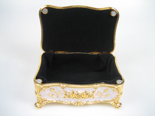 Luxe Sieraden Box Wit geëmailleerd met goudkleurige versieringen