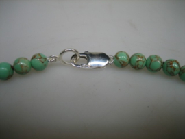 Antiek gemêleerd Agaat collier met 3 zilverstukken en met een zilveren sluiting