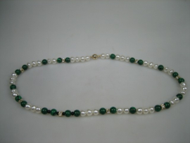 Barok Parel collier met Malachiet en briljant geslepen Zirkonen met magneet sluiting