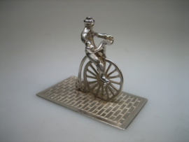 Zilver Miniatuur man op antieke fiets uit ca. 1980