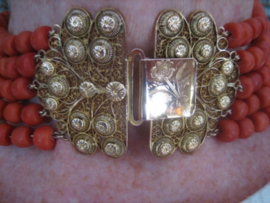 Antiek zeldzaam  5 rijen bloedkoralen ketting met gouden kraalhaak uit ca.1890