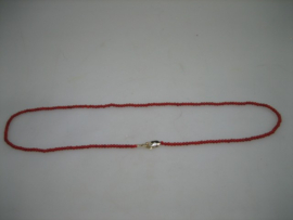 Bloedkoraal duizendschoon colliertje met gouden sluiting uit italië